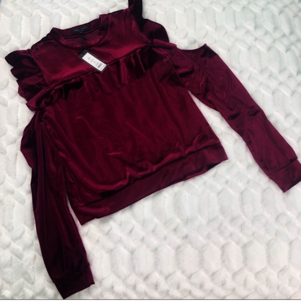 Romeo + Juliet ruffle cold shoulder burgundy top